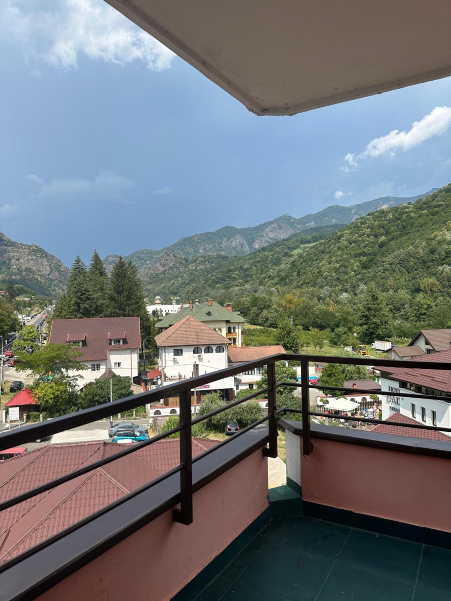 Vila Trandafirul Si Liliacul Hotel Caciulata Exterior photo